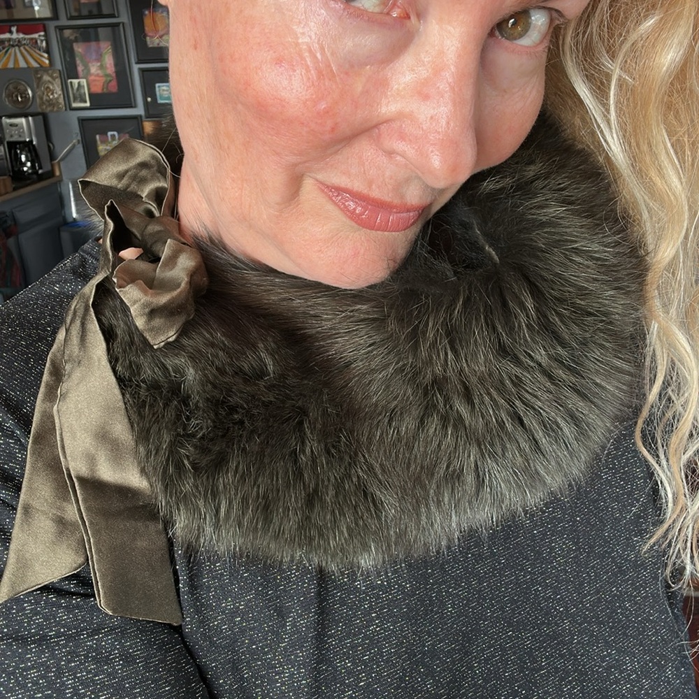 Yummy rabbit fur Forrest green tie on collar. It’s so soft and the color🙌🏽 EUC